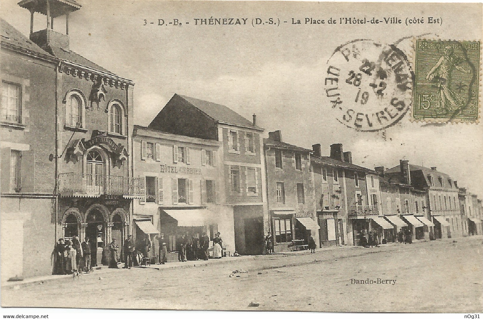 79 - La Place De L'hôtel-de-ville - Thenezay