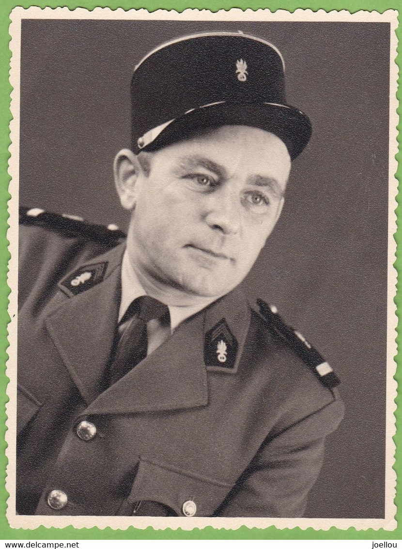 Photographie Originale Militaire Légionnaire Légion Etrangère Avec Insigne Chiffre 1 ? Dans Grenade Uniforme Képi - Guerra, Militari