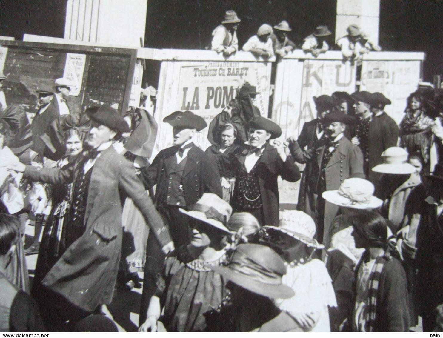 74 - CHAMONIX - CARTE PHOTO : F. Monnier - FETE COSTUMES...PUB : CH NARRET- VOIR LES SCANS -----  " TRES RARE "  ------- - Chamonix-Mont-Blanc