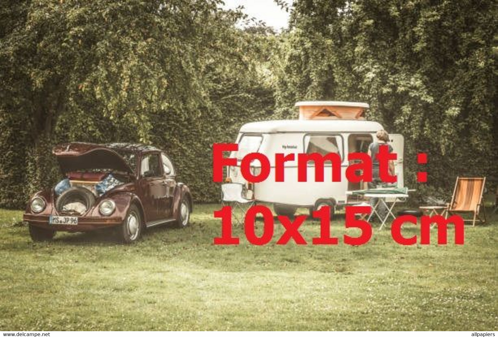 Reproduction Photographie Ancienne D'une Coccinelle Volkswagen Beetle Et Une Caravane En Camping Sauvage - Altri & Non Classificati