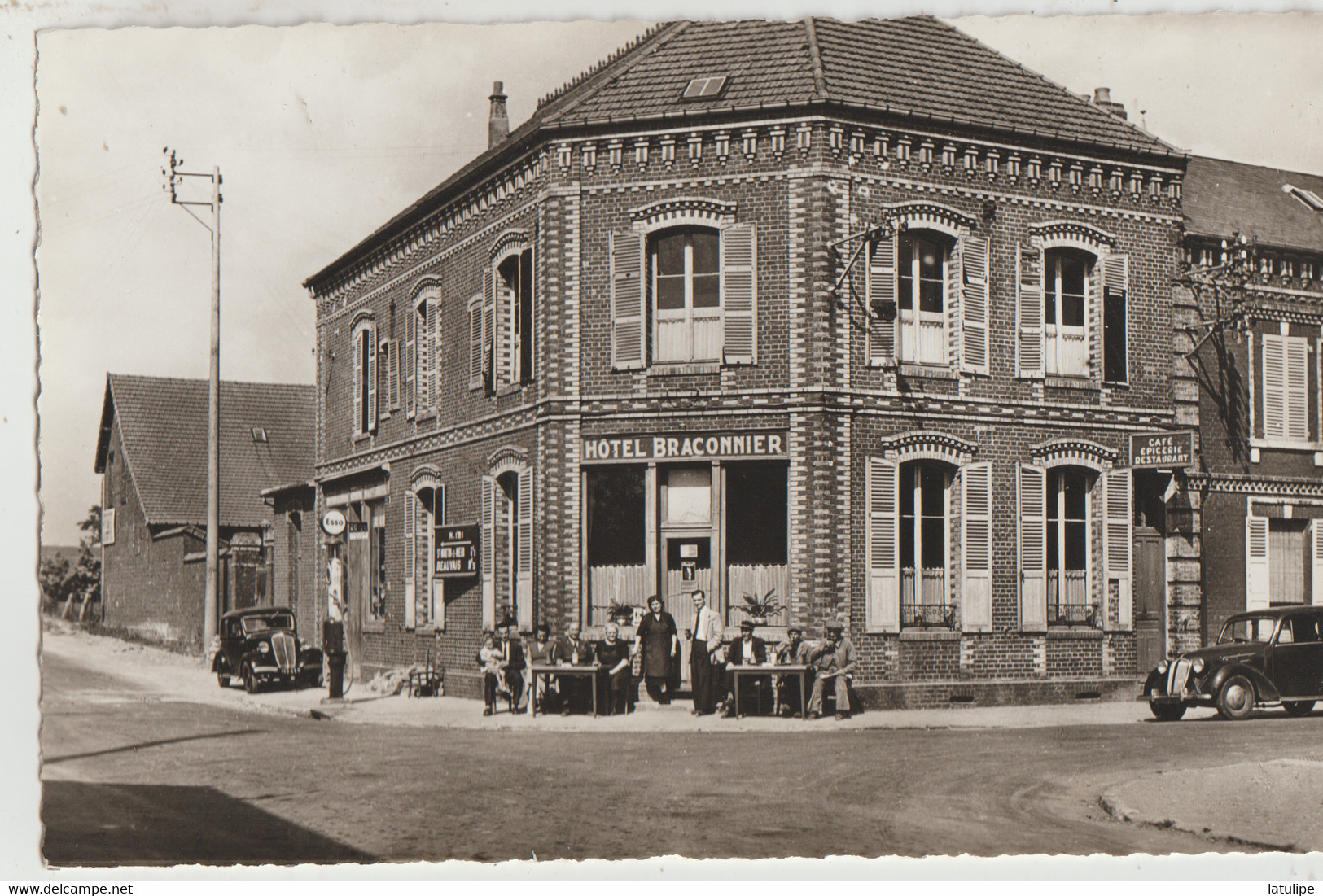 Auneuil  60   Hotel (Braconnier)-Café-Epicerie-Restaurant-Voitures Et Terrasse Tres Animée Avec Pompe A Essence - Auneuil