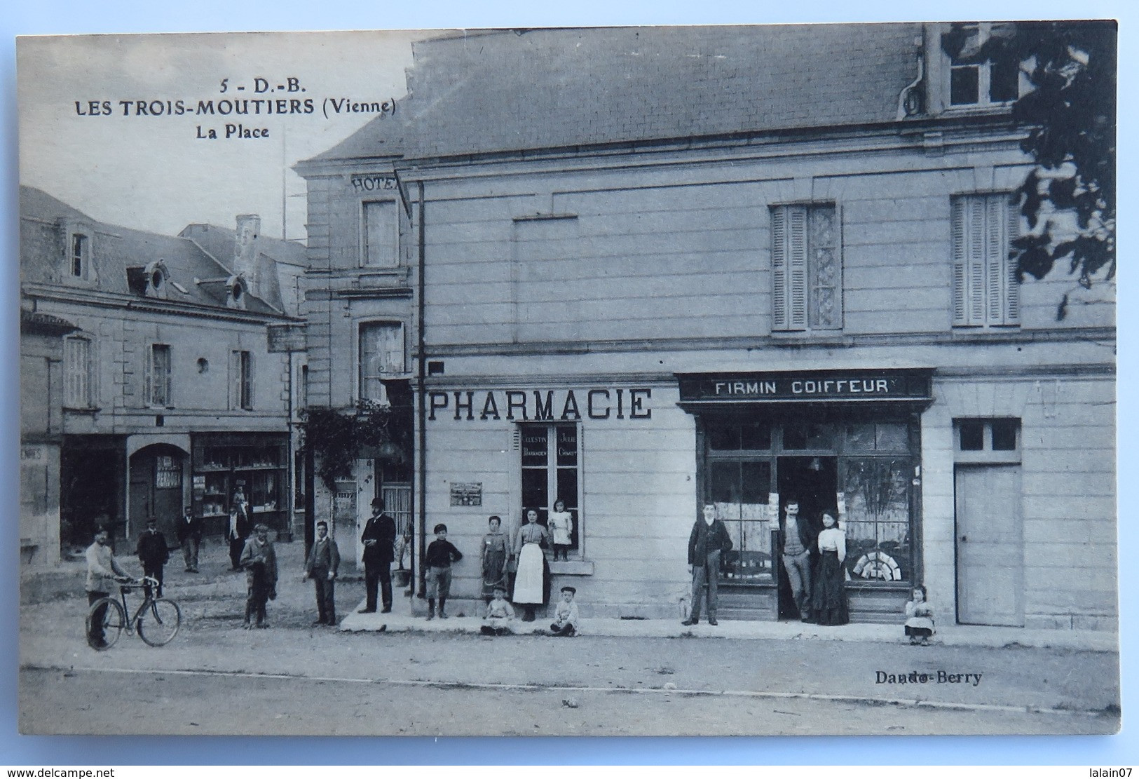 C. P. A. : 86 LES TROIS MOUTIERS : La Place, "FIRMIN Coiffeur", "Pharmacie", Animé - Les Trois Moutiers