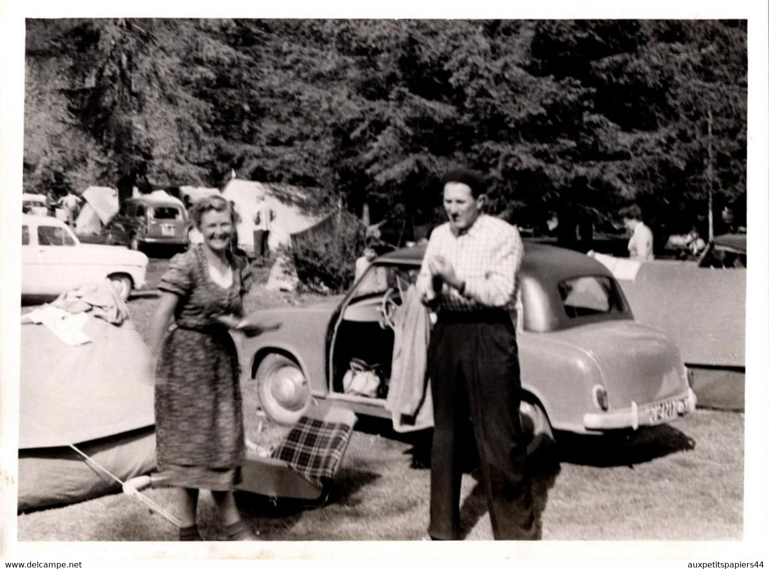 Photo Originale Les Grandes Années Camping & Son Couple De Campeur à La Petite Auto à Identifier - Microcar 1950/60 - Automobile