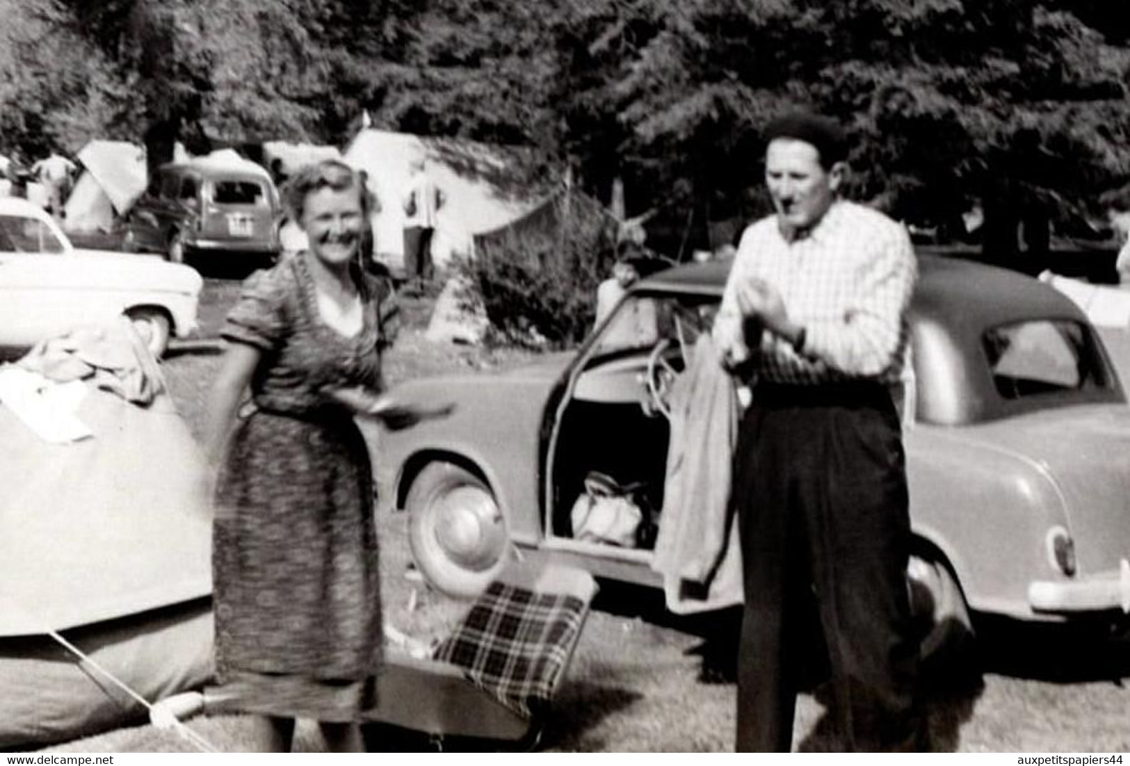 Photo Originale Les Grandes Années Camping & Son Couple De Campeur à La Petite Auto à Identifier - Microcar 1950/60 - Automobile