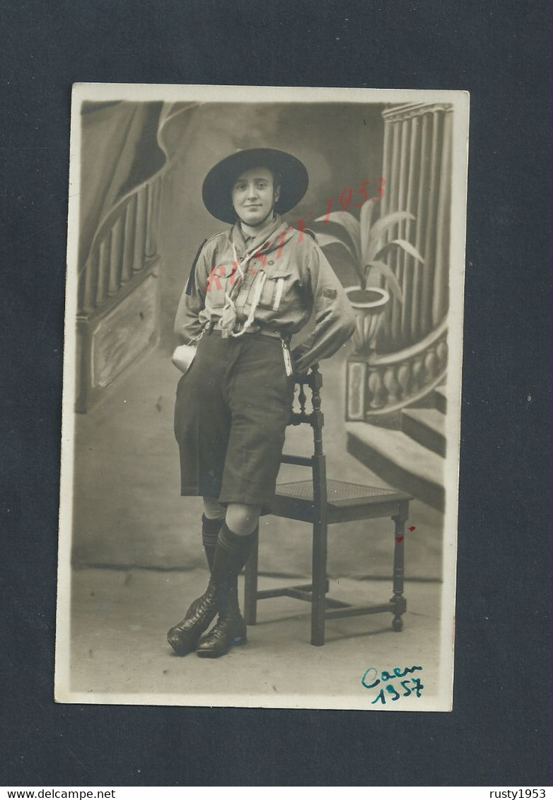 CARTE PHOTO SCOUTISMESOUVENIR D UNE BURSENETTE JEUNE FILLE AVE CHAPEAU SCOUT CAEN 1957 : - Movimiento Scout