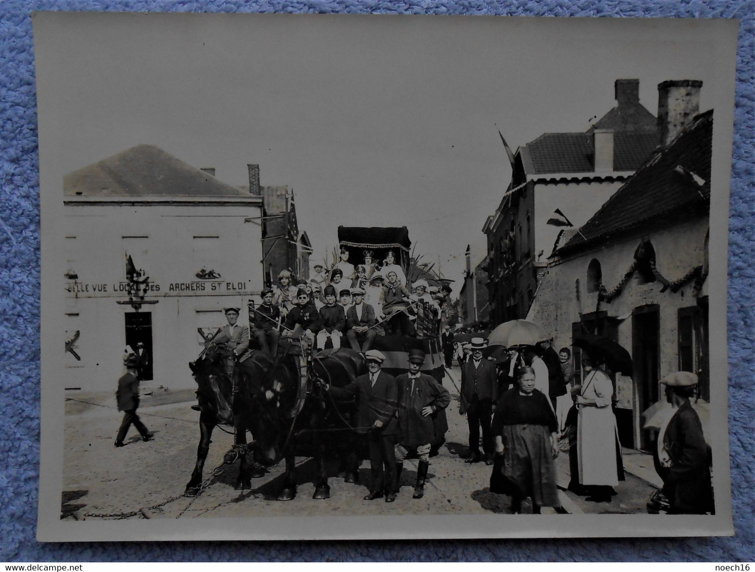 Photo  Houdeng-Aimeries - Procession 1930 - Local Des Archers St Eloi - Autres & Non Classés