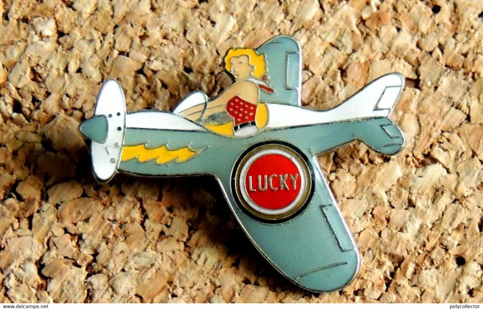 Pin's PIN-UPS - Cigarettes LUCKY STRIKE Avion - Verni époxy - Fabricant EOLE - Pin-ups