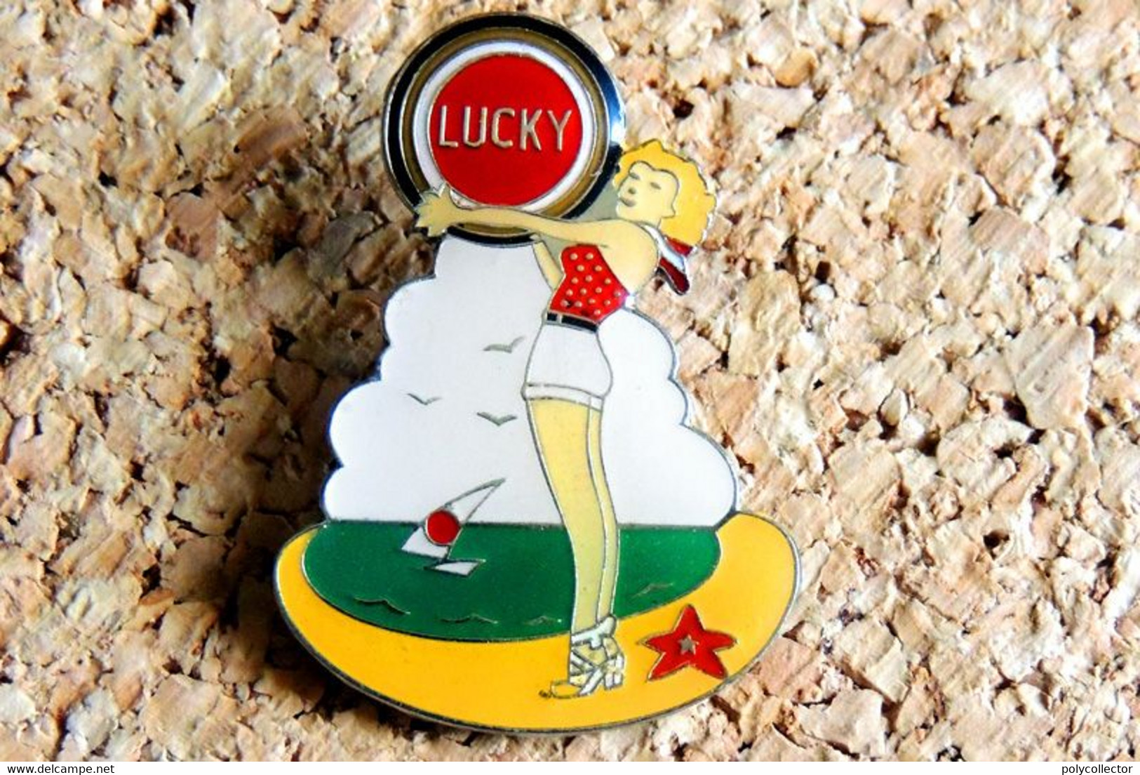 Pin's PIN-UPS - Cigarettes LUCKY STRIKE à La Plage - Verni époxy - Fabricant EOLE - Pin-ups