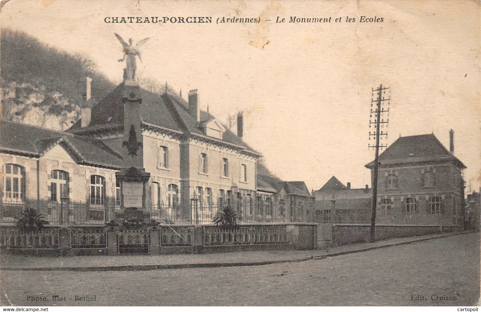 08 - Château-Porcien - Le Monument Aux Morts - Les Ecoles - Chateau Porcien