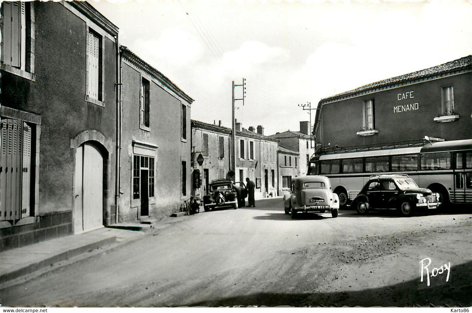 Boussay * Rue Du Centre * Café MENAND * Autobus Ancien De Marque ? * Automobile CITROEN Traction Et RENAULT 4cv - Boussay