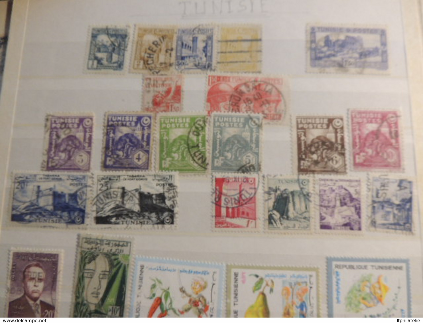 DESTOCK petit classeur bleu timbres du maroc tunisie madagascar  pour débutants