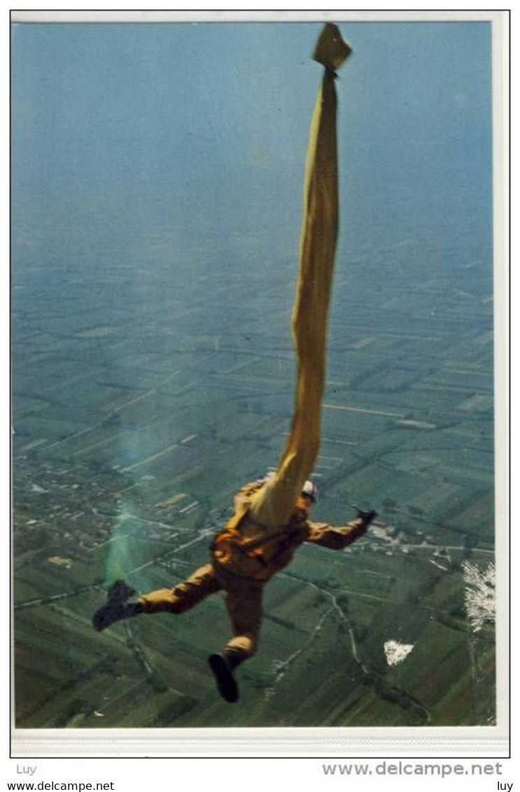 Paracadutismo In Italia,  Fallschirmspringer über Italien - Parachutisme