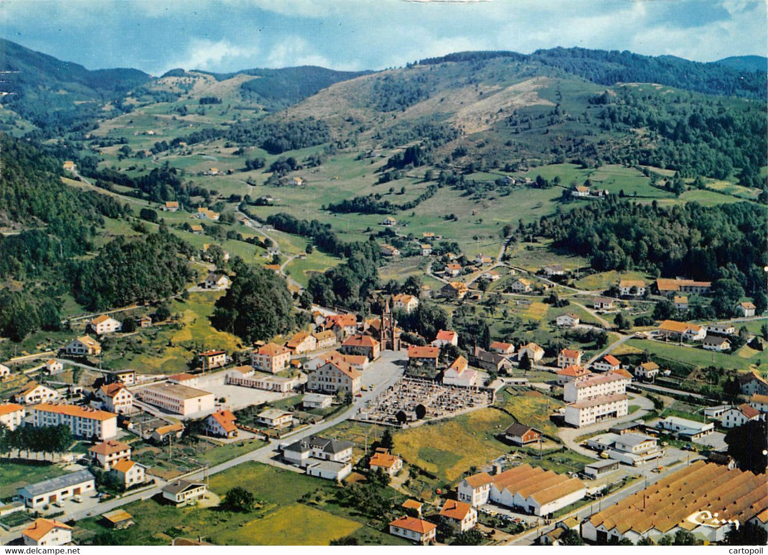 88 - Fresse-sur-Moselle - C.P.S.M. - Un Beau Panorama Aérien Colorisé Sur Le Centre - La Colline - Fresse Sur Moselle