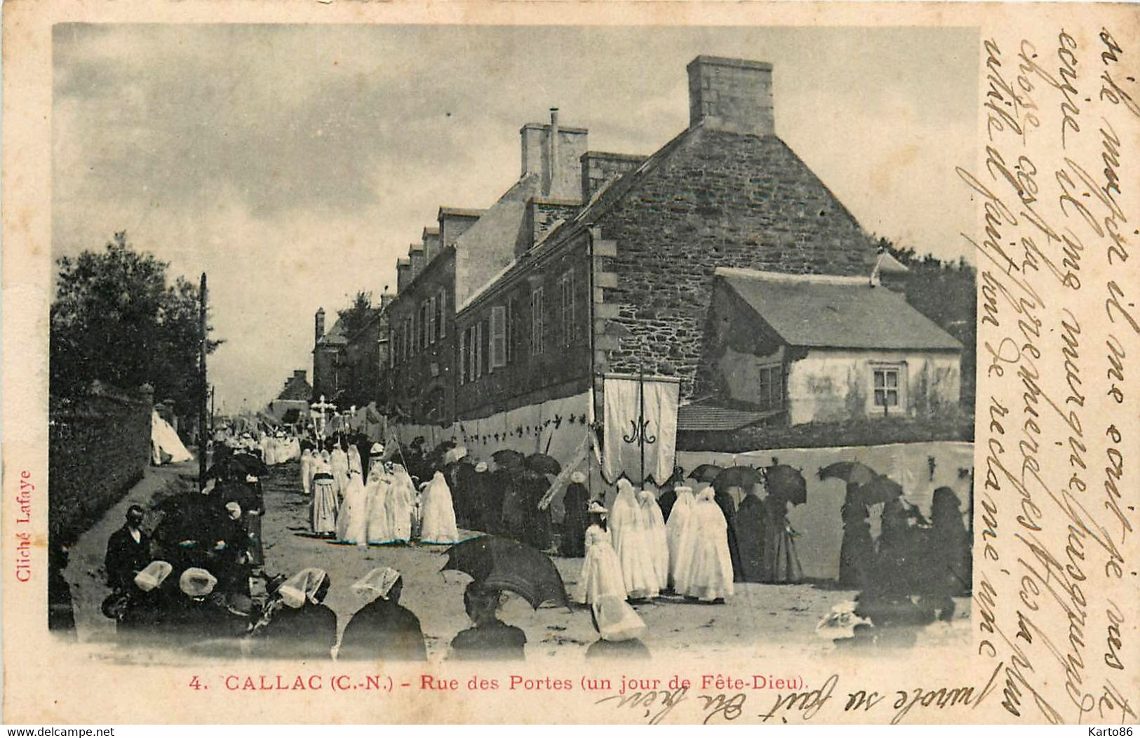 Callac * La Rue Des Portes Un Jour De Fête Dieu * Défilé Procession Fête Religieuse - Callac