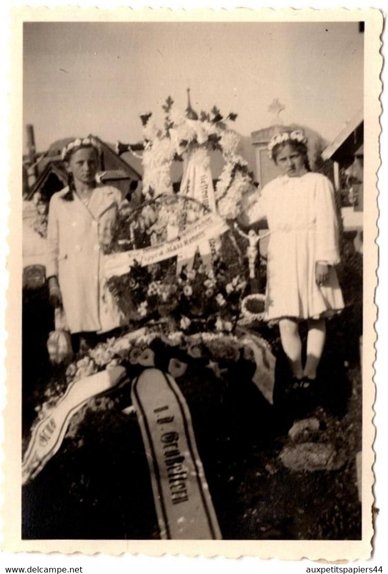 Photo Originale Dark Mortem Fillettes Couronnées Se Recueillant Sur Une Tombe Un Jour De L'enterrement Vers 1930/40 - Personas Anónimos