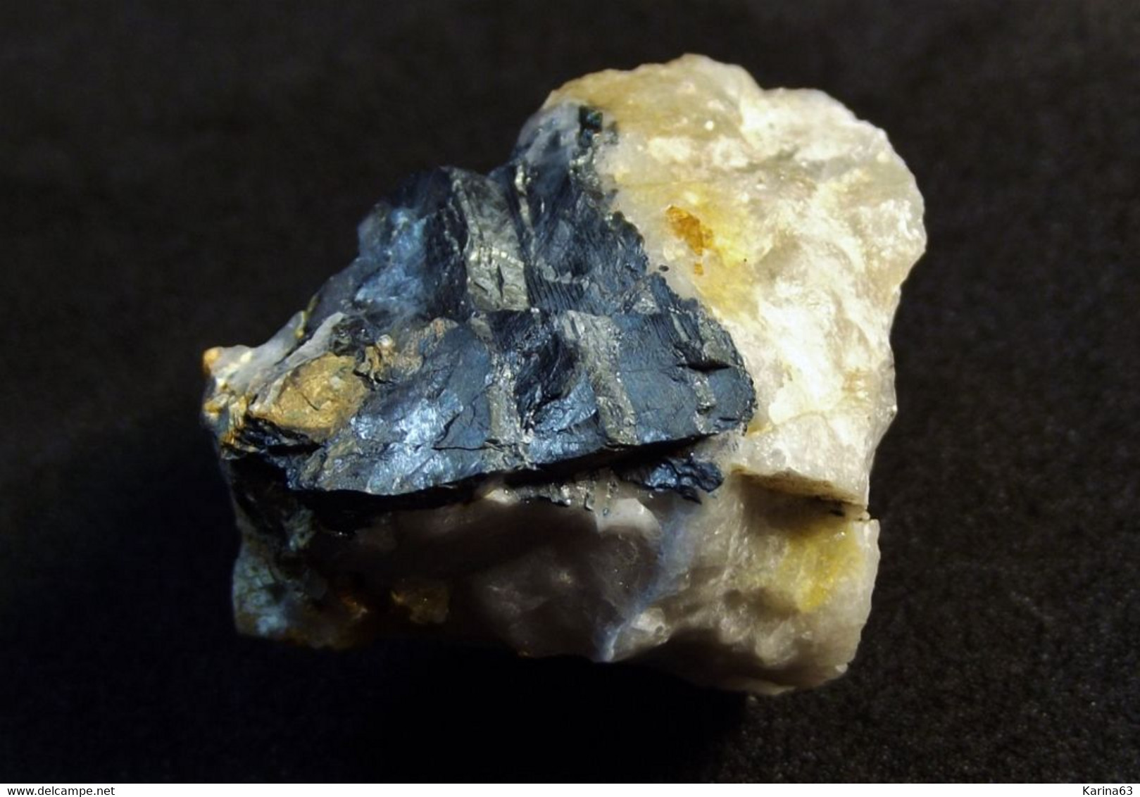 Hematite On Quartz ( 3 X 2 X 1.5 Cm ) Thier Des Carrières, Cahai, Vielsalm, Luxembourg, Wallonia, Belgium - Minerals