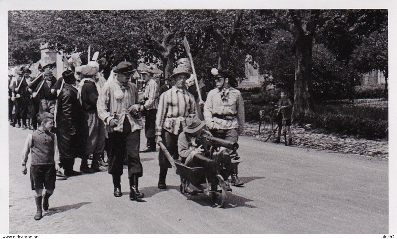 AK Foto Umzug Uniformierte - Schubkarre Mit MG - Brauchtum - Ca. 1950 (54351) - Personnages