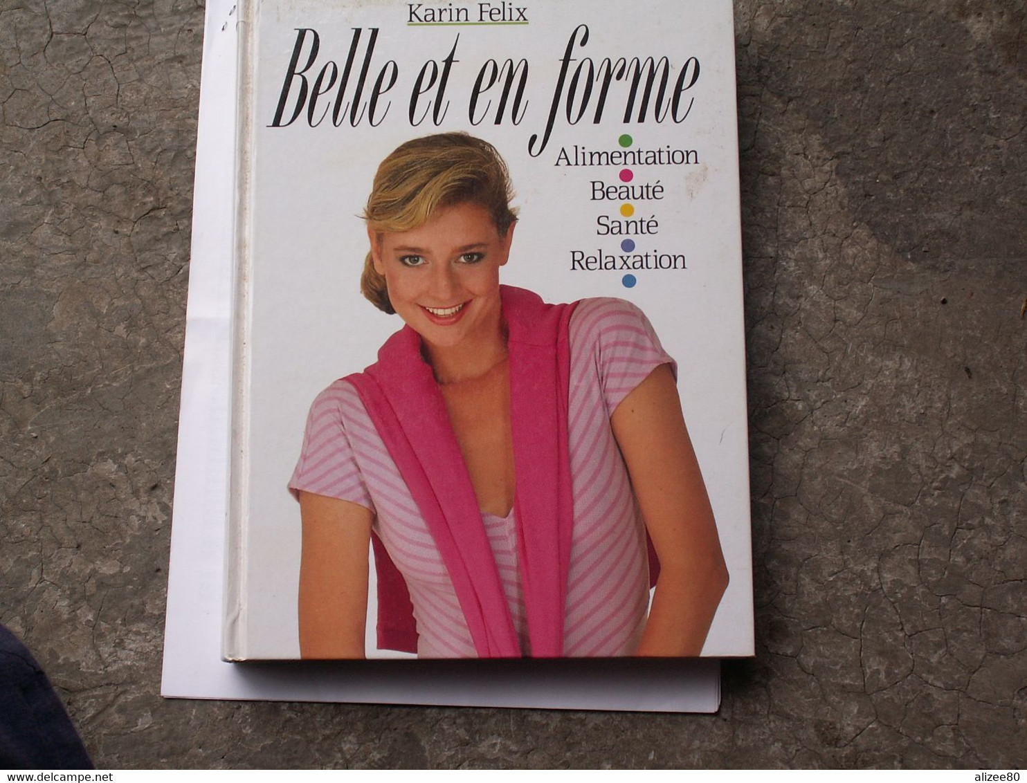 LIVRE  -  BELLE  ET  EN  FORME--  240 Pages - Gymnastique