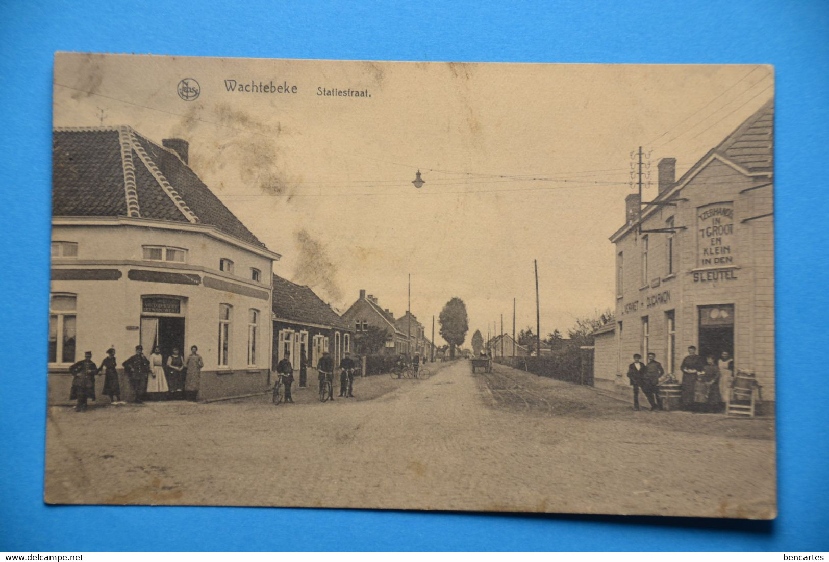 Wachtebeke 1930: Statiestraat Et Maison "In Tgroot En Klein In Den Sleutel" Très Animée - Wachtebeke