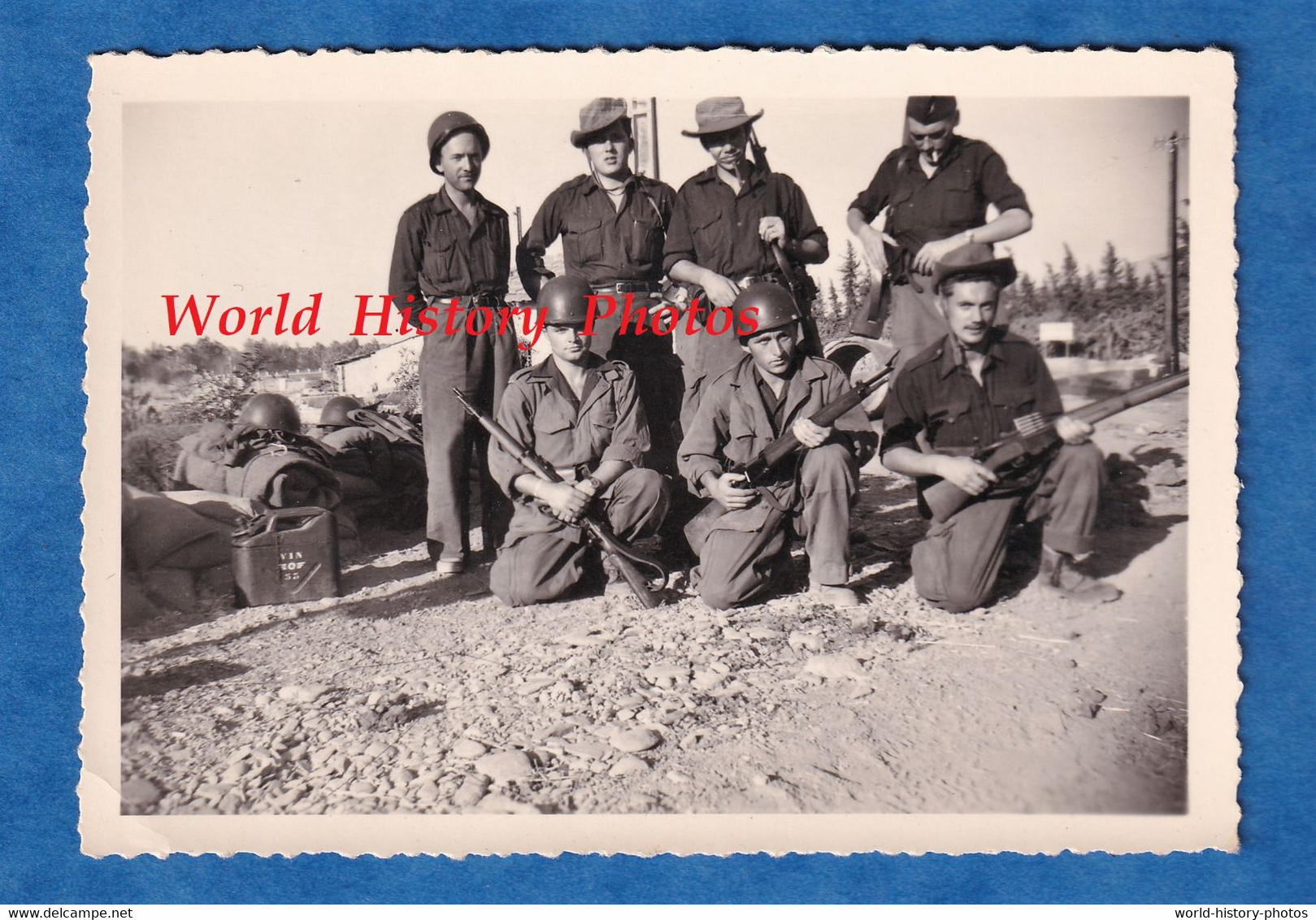 Photo Ancienne Snapshot - ALGERIE ? INDOCHINE ? - Beau Portrait De Militaire - Uniforme , Casque , Fusil à Identifier - Guerra, Militares