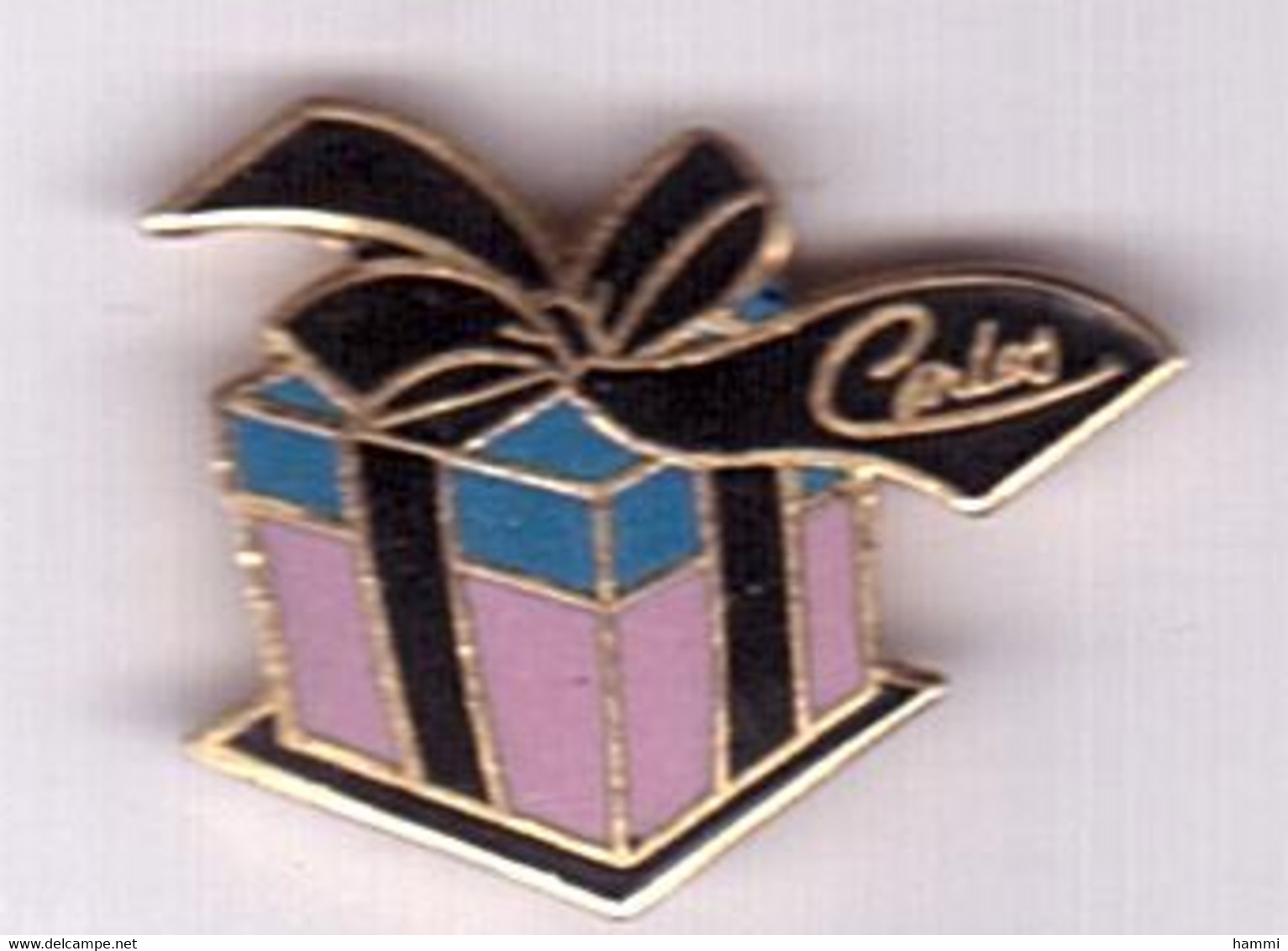 Z148 Pin's CADEAU Prénom CARLOS  Achat Immédiat - Parfums