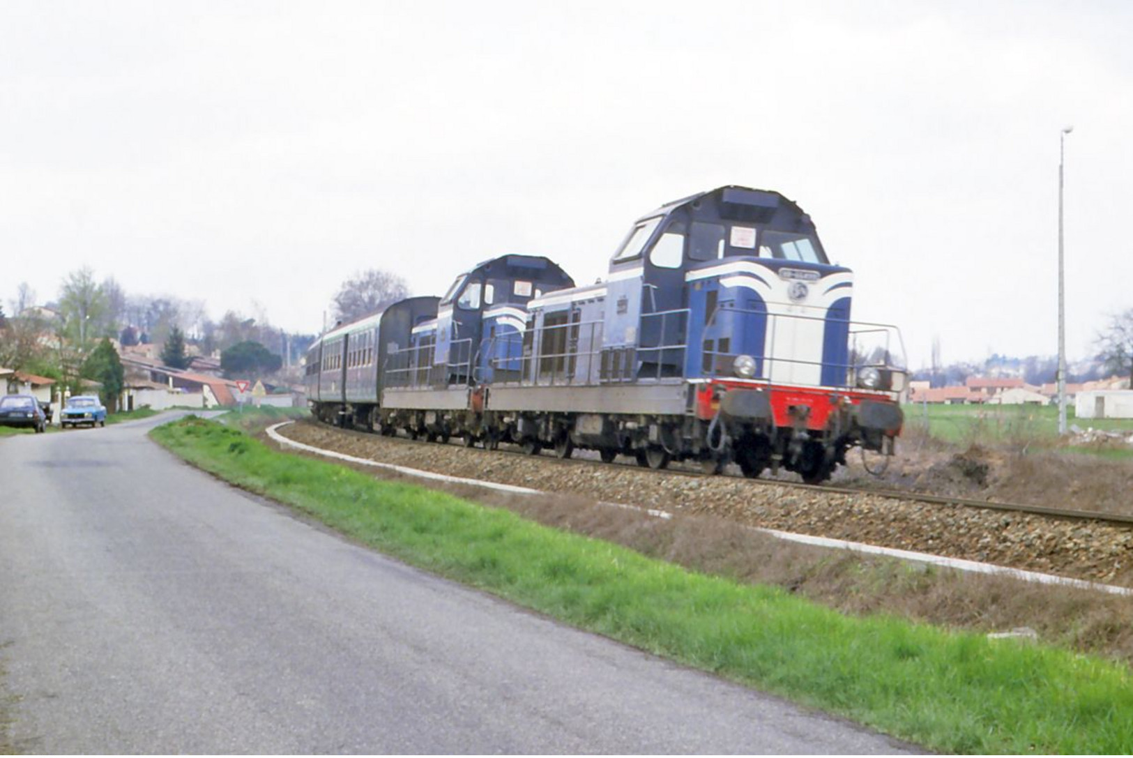 Montrabé (31 - France) Avril 1986 - Une UM De BB 66000 En Tête D‘une Rame De Voitures Bruhat à Destination De Rodez - Trenes