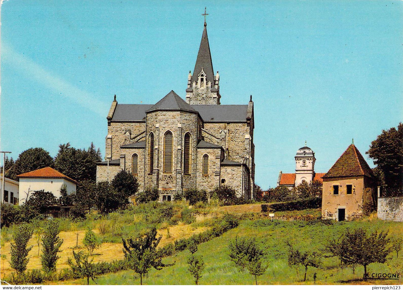 42 - Renaison - L'Eglise - Au Fond, à Droite : La Tour De L'Hôtel De Ville - Other & Unclassified