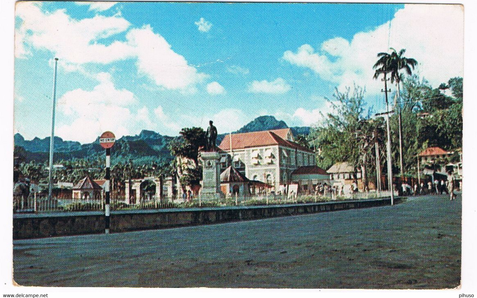 ST-VINC-2  KINGSTOWN : War Memorial And Council Chameer - Saint Vincent &  The Grenadines