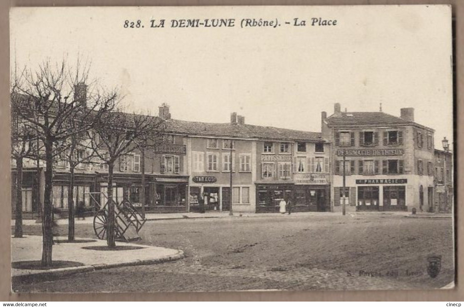 CPA 69 - LA DEMI-LUNE - La Place - TB PLAN CENTRE VILLAGE - TB Devantures MAGASINS - TAMPON MILITAIRE AMBULANCE - Andere & Zonder Classificatie