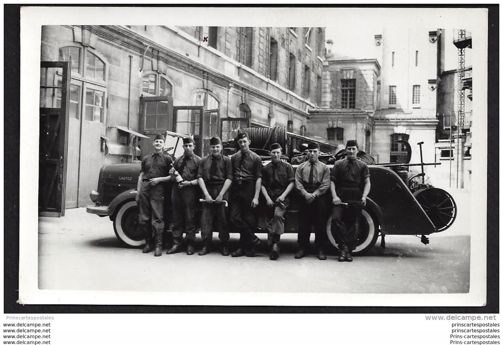 Photo Format Cpa Pompiers Un Groupe En Camion à La Caserne - Firemen