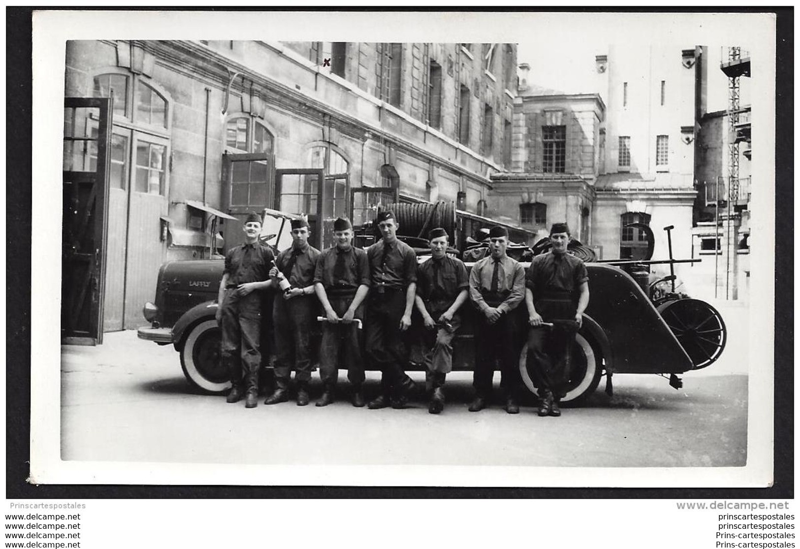 Photo Format Cpa Pompiers Un Groupe En Camion à La Caserne - Sapeurs-Pompiers