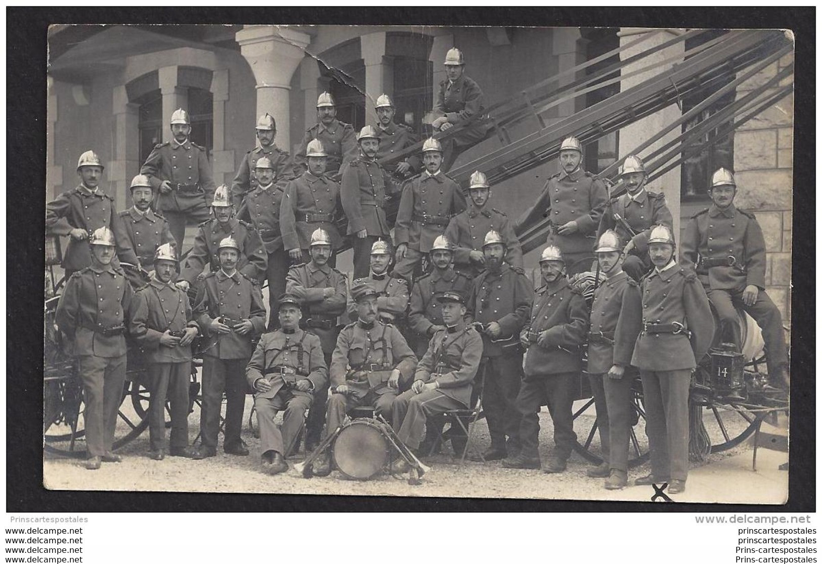 CPA Carte Photo Pompiers Un Groupe à La Caserne - Feuerwehr