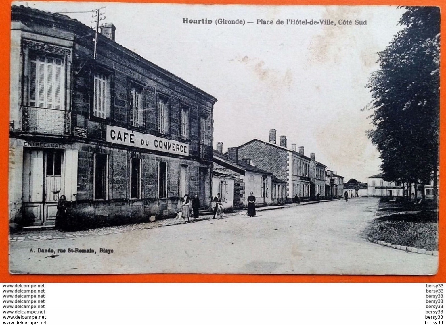 CPA - HOURTIN (Gironde) - Place De L'Hôtel-de-Ville, Côté Sud (CAFE DU COMMERCE, Personnages) - Other & Unclassified