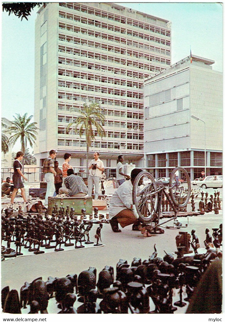 Kinshasa. Place Braconnier. Marchand De Sculptures Et Vélo. - Kinshasa - Leopoldville (Leopoldstadt)