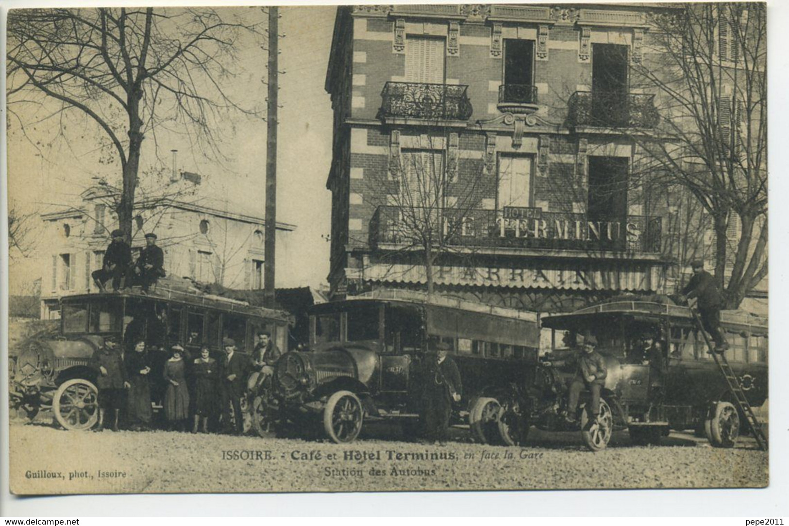 CPA 63 ISSOIRE Café Et Hôtel Terminus Sortie Des Autobus Belle Animation Autobus Bâtiments 1926 - Issoire