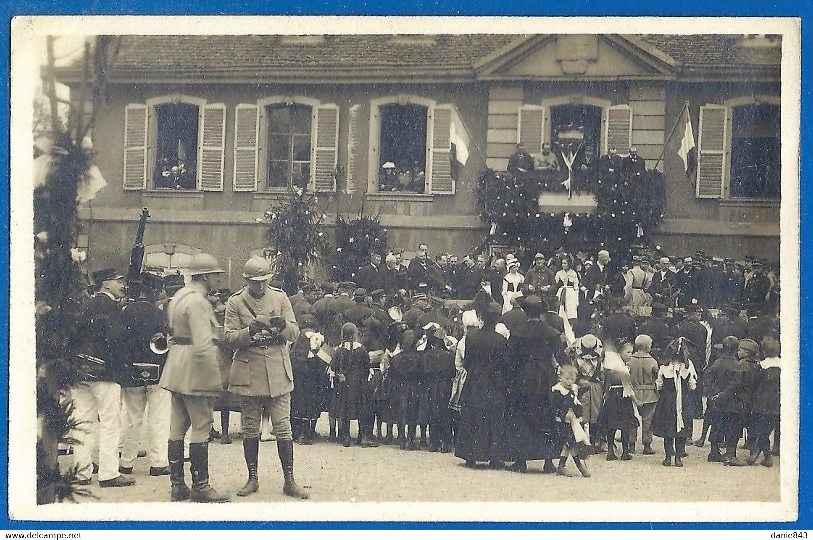 CARTE PHOTO Très Rare - HAUT RHIN - NEUF BRISACH - FETE DE LA DELIVRANCE PLACE DU MARCHÉ DEVANT LA MAIRIE EN 1919 - Neuf Brisach