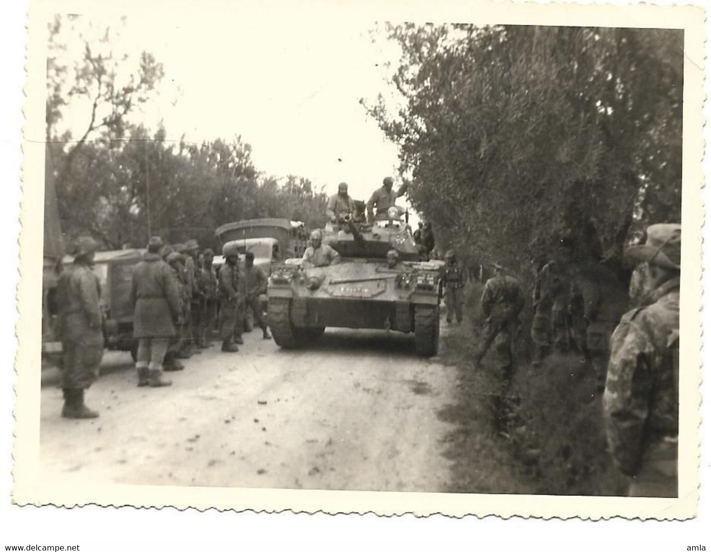 PHOTOGRAPHIE SECTEUR BOUGIE JANVIER 60 RENCONTRE RECONFORTANTE TANK MILITAIRE - Guerra, Militari