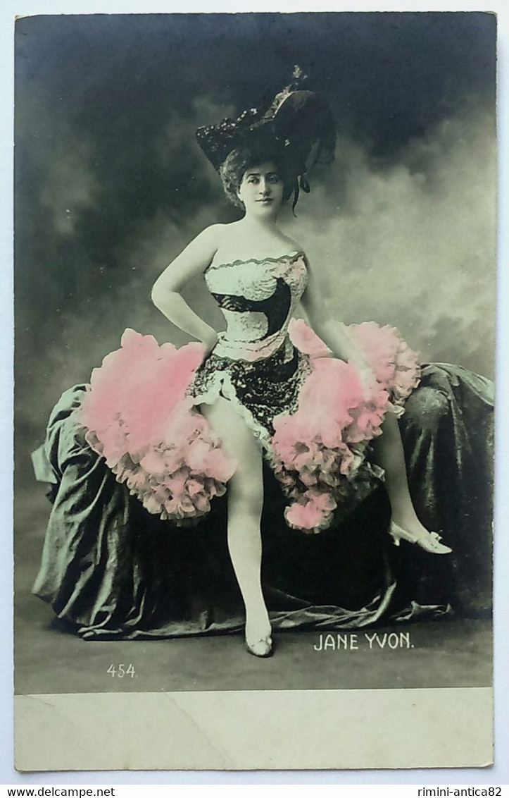Cartolina Jane Yvon, Artiste Des Folies Bergère - Donne