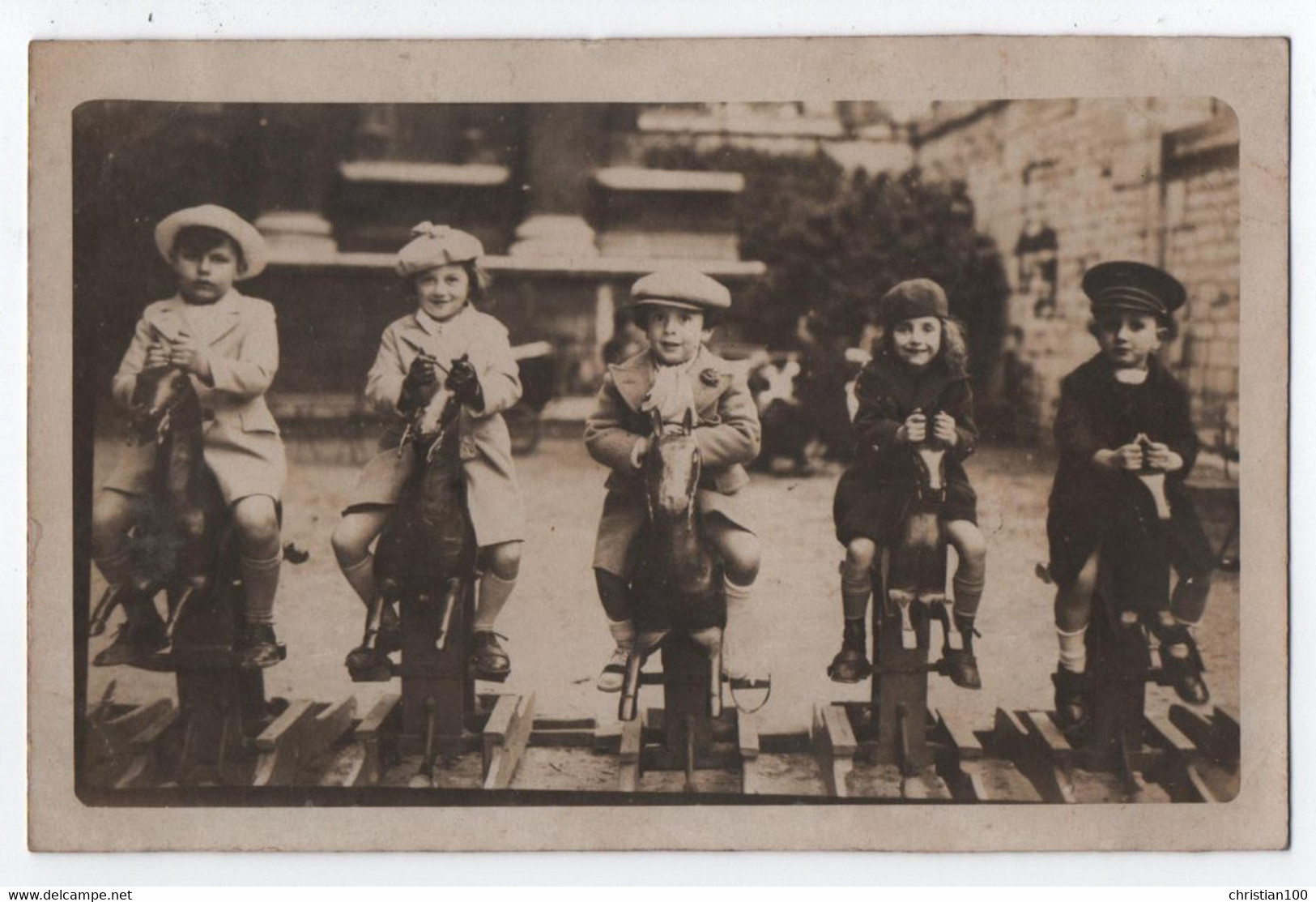 CARTE PHOTO : JOUETS EN BOIS - ENFANTS SUR DES CHEVAUX DE BOIS A BASCULE - PARC D' ATTRACTION - ORIGINAL - 2 SCANS - - Games & Toys