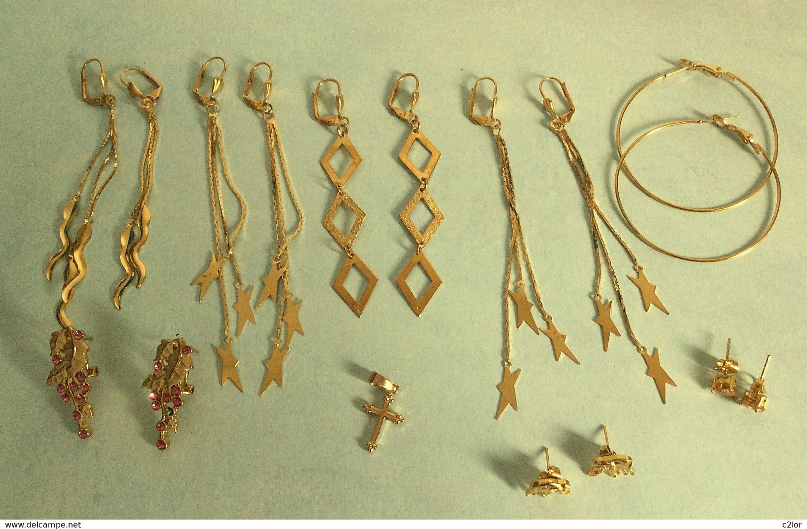 Lot De 8 Paires De Boucles D'oreilles Fantaisie Et D'une Petite Croix En Métal Doré De Bonne Qualité  NEUFS - Oorringen