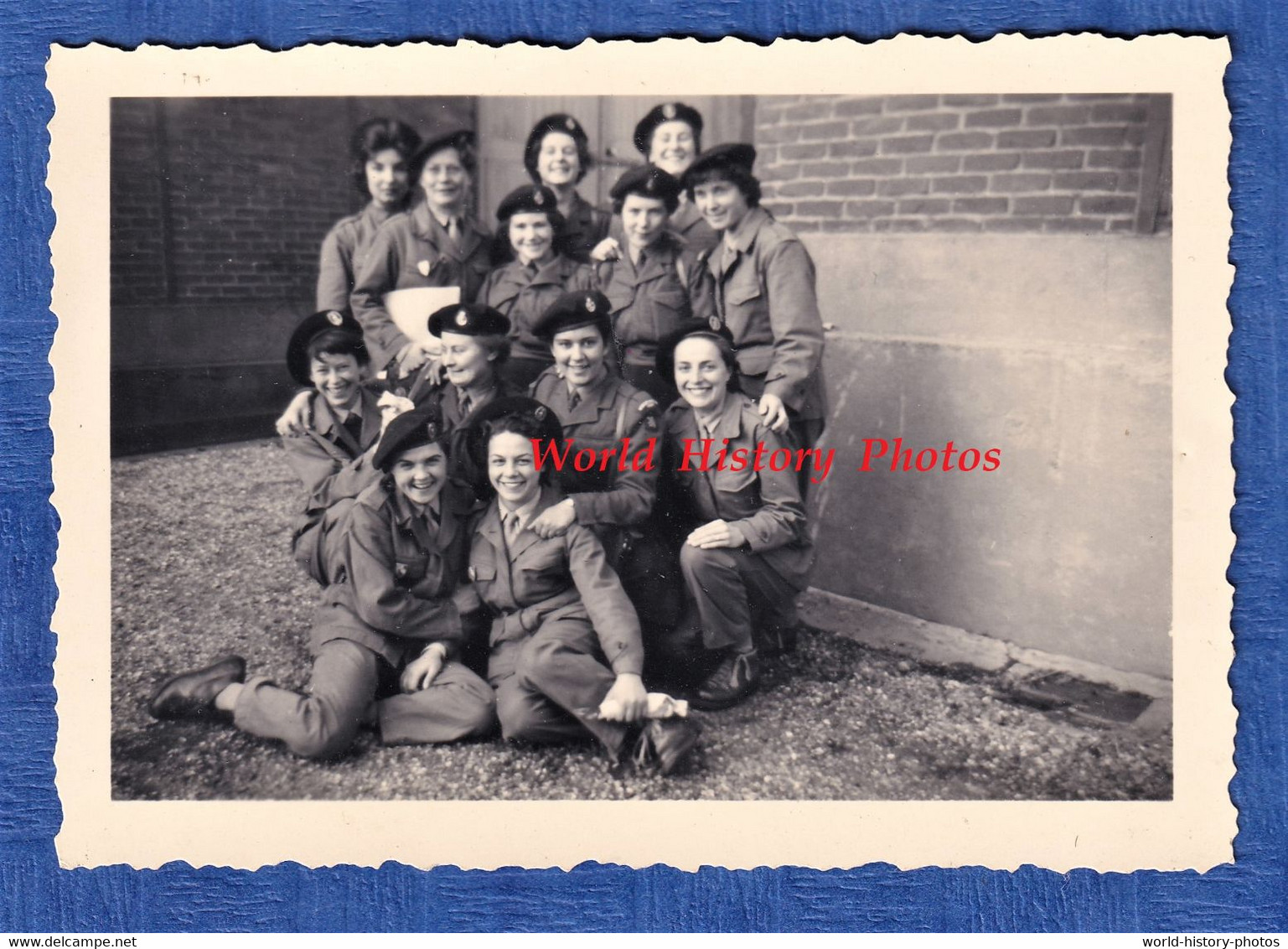 Photo Ancienne Snapshot - Caserne à Situer - Portrait De Jeune Fille Militaire - PFAT ? - Uniforme Insigne Béret Soldat - War, Military