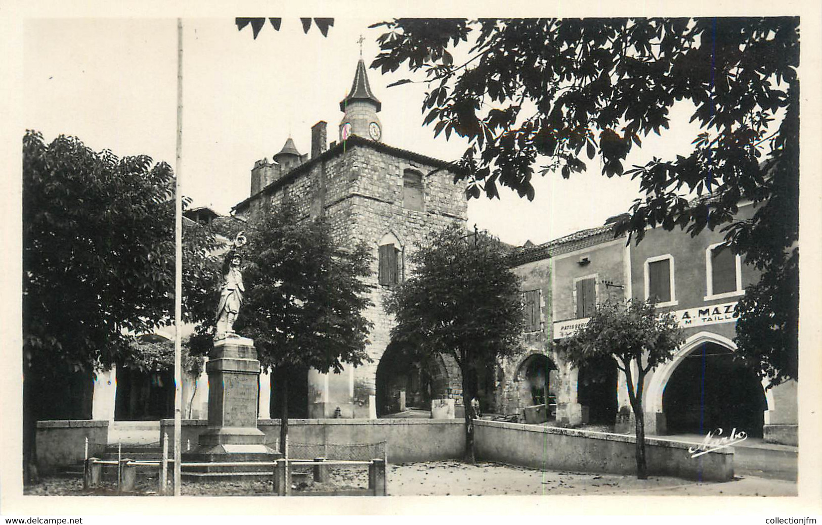 CPSM FRANCE 47 "Montlanquin, Monument Aux Morts Et Maison Du Prince Noir" - Monflanquin