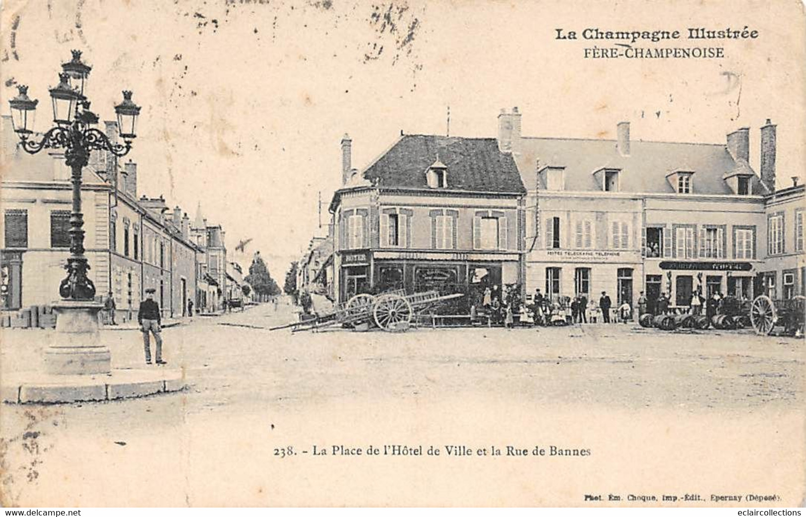 Fère-Champenoise        51        Place De L' Hôtel De Ville  Et Rue De Bannes  - Pli -    (voir Scan) - Fère-Champenoise