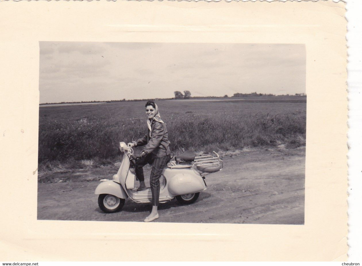 73.  MOTOCYCLES. SCOOTERS. PHOTO. " VESPA ACMA 125 ". ANIMATION. MODE. ANNEE 1957  .FORMAT 10.3x8 - Automobiles