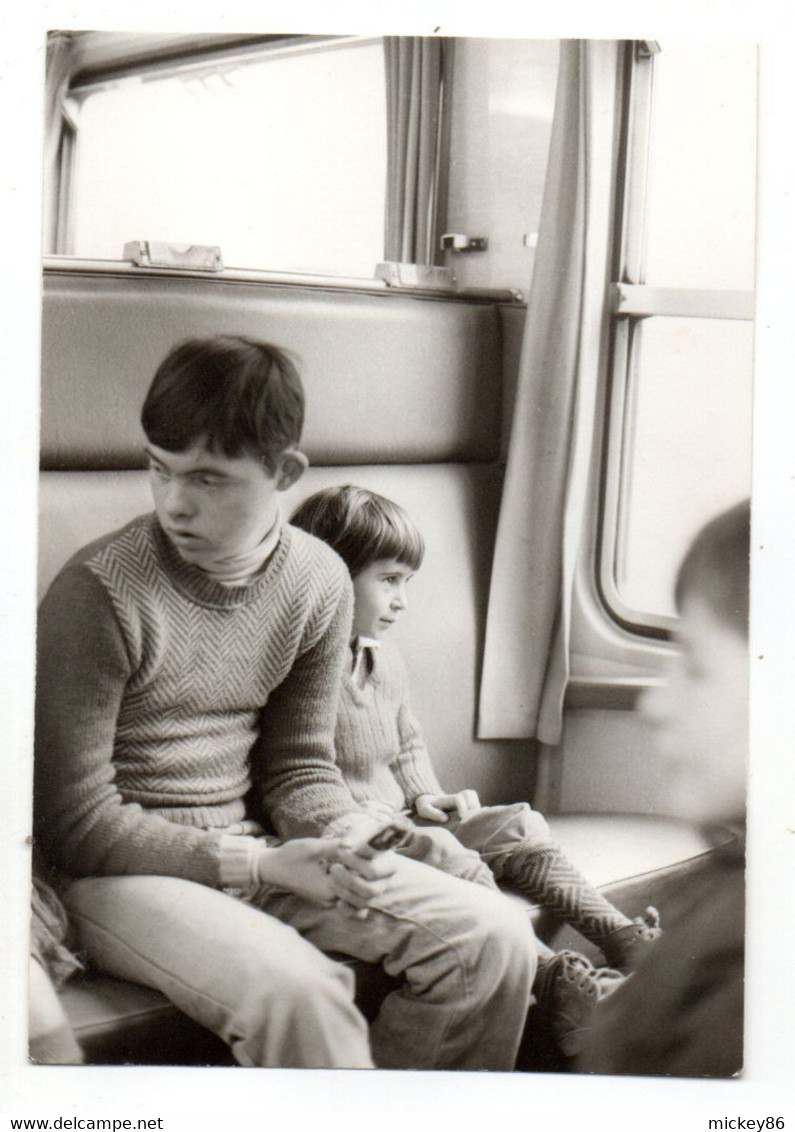 PHOTO -- 1977--Photo Prise à L'intérieur D'un Wagon De Train (animée) ........à Saisir - Altri & Non Classificati