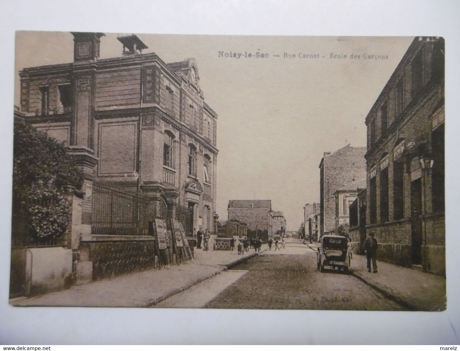 NOISY LE SEC Ecole Des Garçons Dans La Rue Carnot - CPA 93 LA SEINE-SAINT-DENIS - Noisy Le Sec