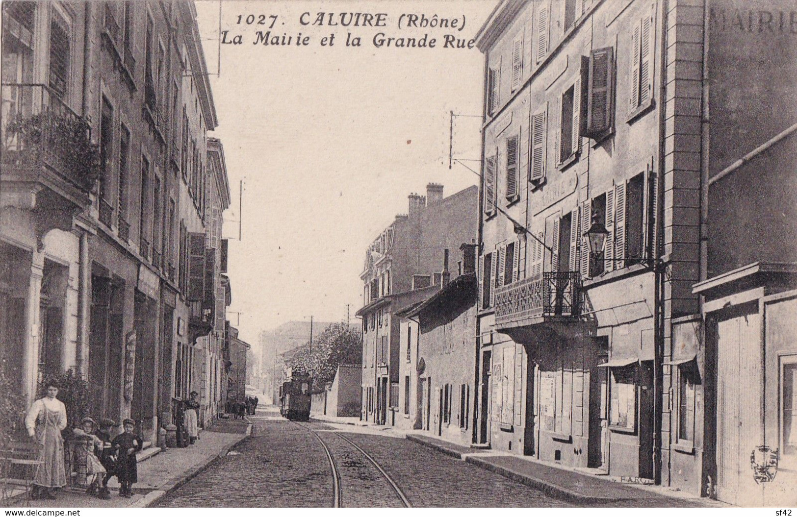 CALUIRE           LA MAIRIE ET LA GRANDE RUE.    TRAMWAY EN PP - Caluire Et Cuire