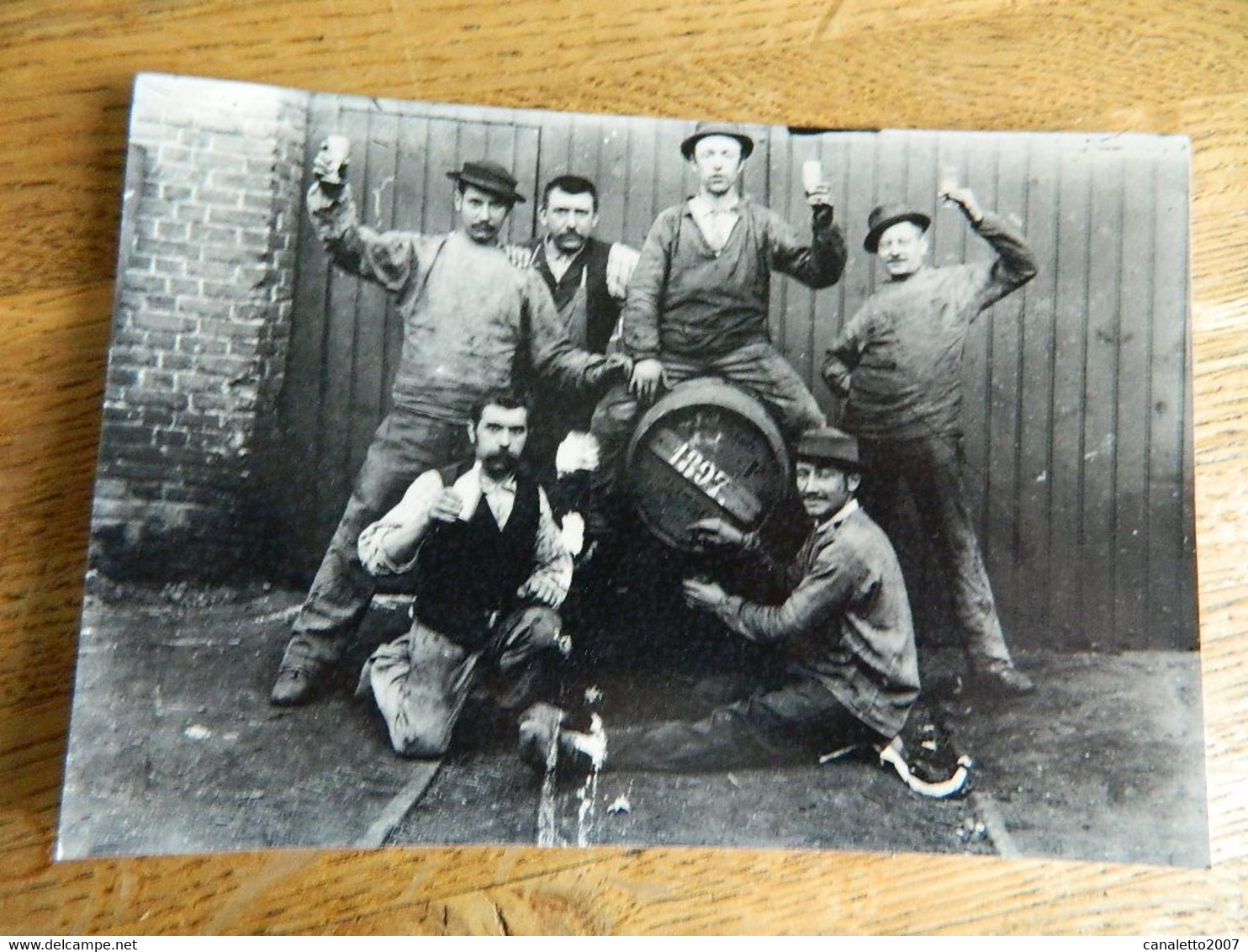 WASMES ?? BORINAGE:PHOTO 11X16 REPRO DES OUVRIERS DE L'ATELIER AVEC UN TONNEAU DE BIERE DE 1897 BUVANT UN COUP - Andere & Zonder Classificatie