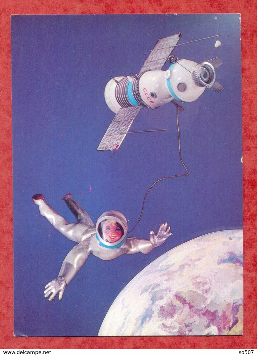 H3-Postcard-Space Girl Cosmonaut Astronaut  Near Planet With Satellite USSR CCCP Soviet Union Space Race - Astronomie