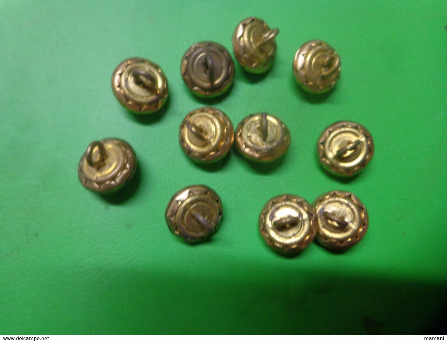 Lot De 11 Boutons Ajoures Ancien - Coloris Dore- - Knopen